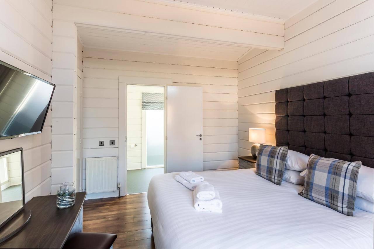 Roydon Marina Village Lodges Kültér fotó
