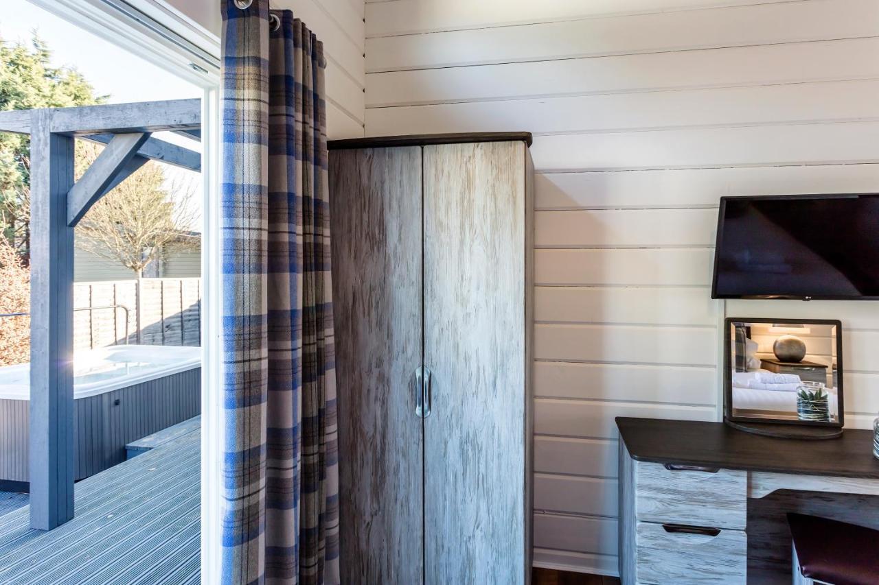 Roydon Marina Village Lodges Kültér fotó