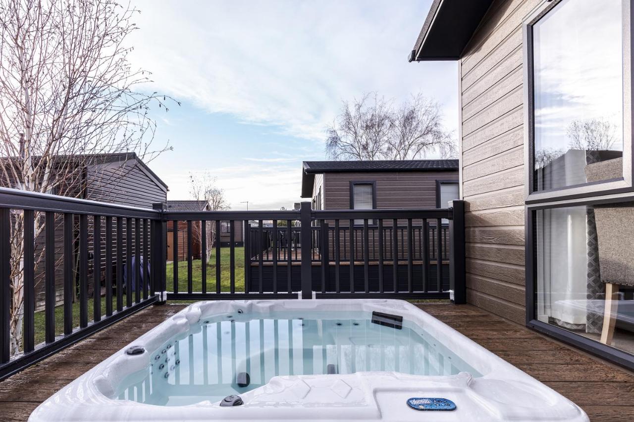 Roydon Marina Village Lodges Kültér fotó