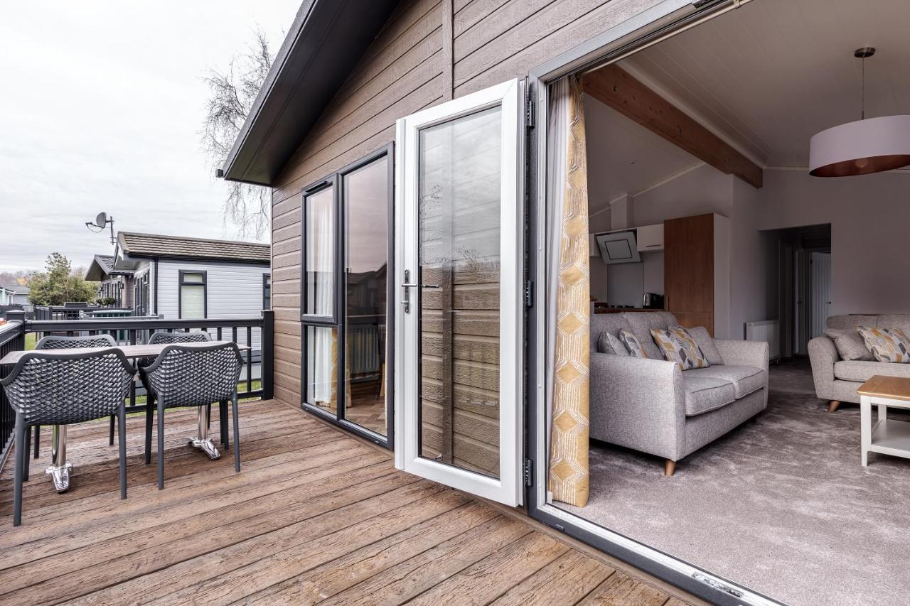 Roydon Marina Village Lodges Kültér fotó