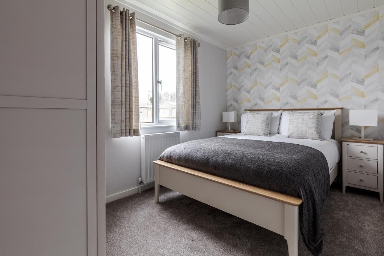 Roydon Marina Village Lodges Kültér fotó