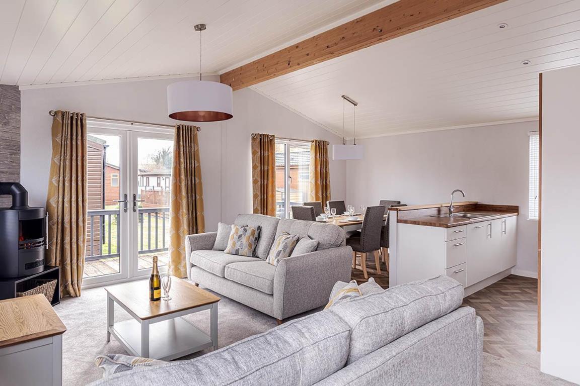 Roydon Marina Village Lodges Kültér fotó