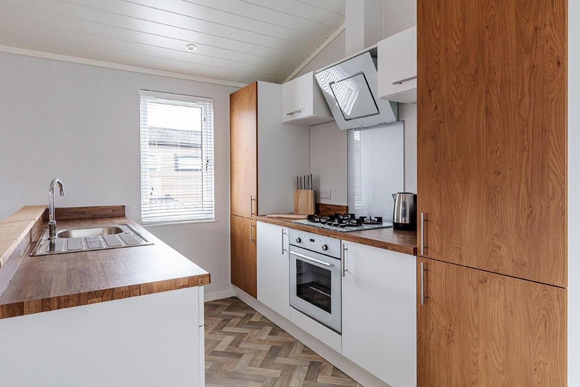 Roydon Marina Village Lodges Kültér fotó
