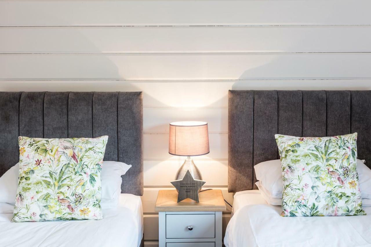 Roydon Marina Village Lodges Kültér fotó